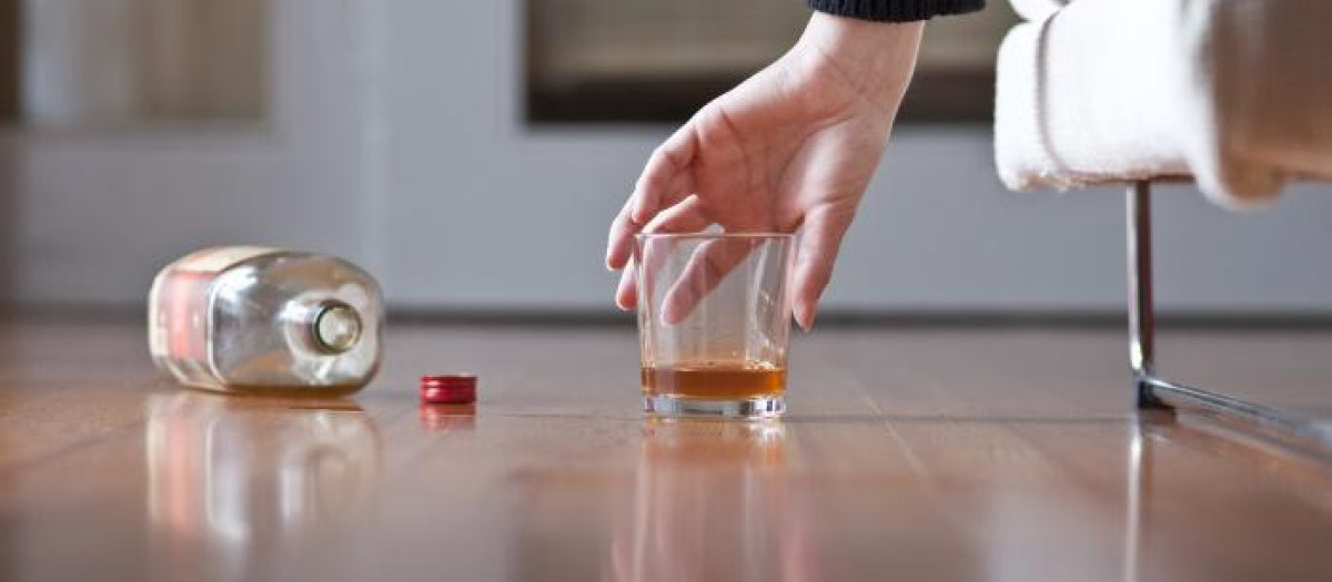 Las mujeres tardan más que los hombres en pedir ayuda por problemas de adicción al alcohol.