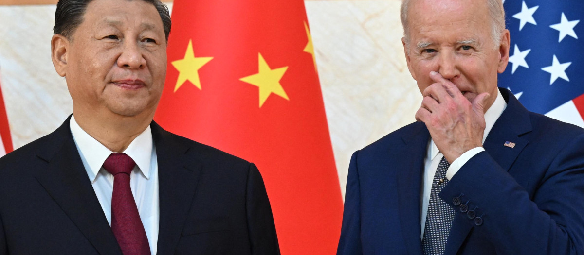 US President Joe Biden (R) and China's President Xi Jinping (L) meet on the sidelines of the G20 Summit in Nusa Dua on the Indonesian resort island of Bali on November 14, 2022. (Photo by SAUL LOEB / AFP)