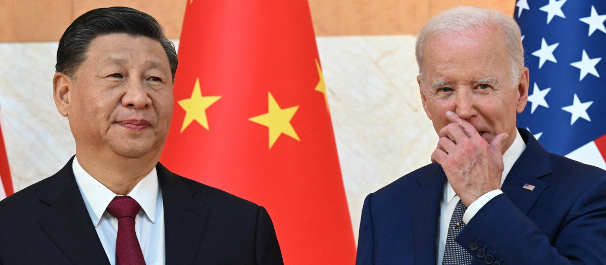 US President Joe Biden (R) and China's President Xi Jinping (L) meet on the sidelines of the G20 Summit in Nusa Dua on the Indonesian resort island of Bali on November 14, 2022. (Photo by SAUL LOEB / AFP)