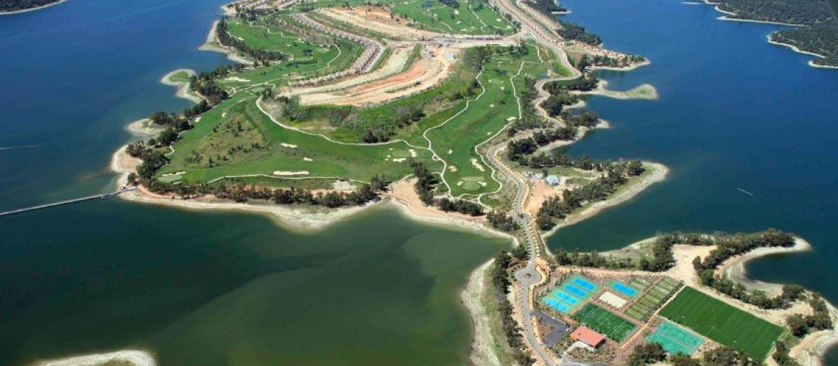 Vista aérea del complejo urbanístico de la Isla de Valdecañas (Cáceres)