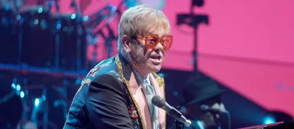 El último concierto de Elton John en Estados Unidos se podrá ver en Disney+ y ya tiene tráiler
Disney+ ha lanzado el tráiler de Elton John en directo: Farewell from Dodger Stadium, el especial en streaming de tres horas del artista británico incluirá su concierto desde el legendario estadio de béisbol de Los Ángeles. El evento, que supondrá su última actuación en Estados Unidos, contará con la participación de figuras como Dua Lipa, Kiki Dee y Brandi Carlile sobre el escenario y estará disponible en la plataforma el 21 de noviembre, después de la celebración de los conciertos los días 17, 19 y 20.
SOCIEDAD CULTURA
DISNEY+