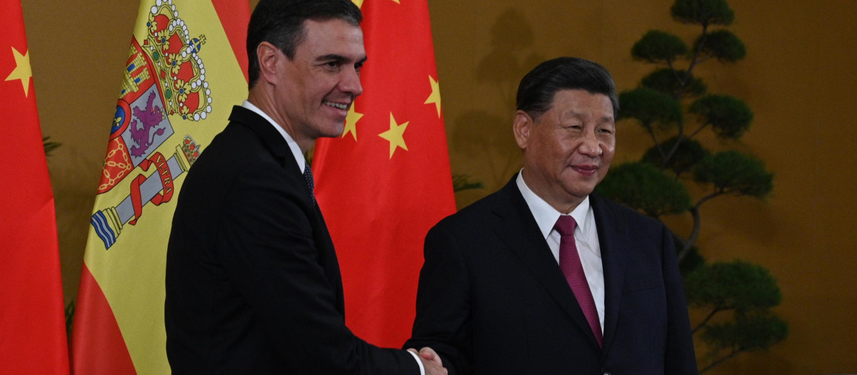 El jefe del Gobierno español, Pedro Sánchez, y el presidente chino, Xi Jinping