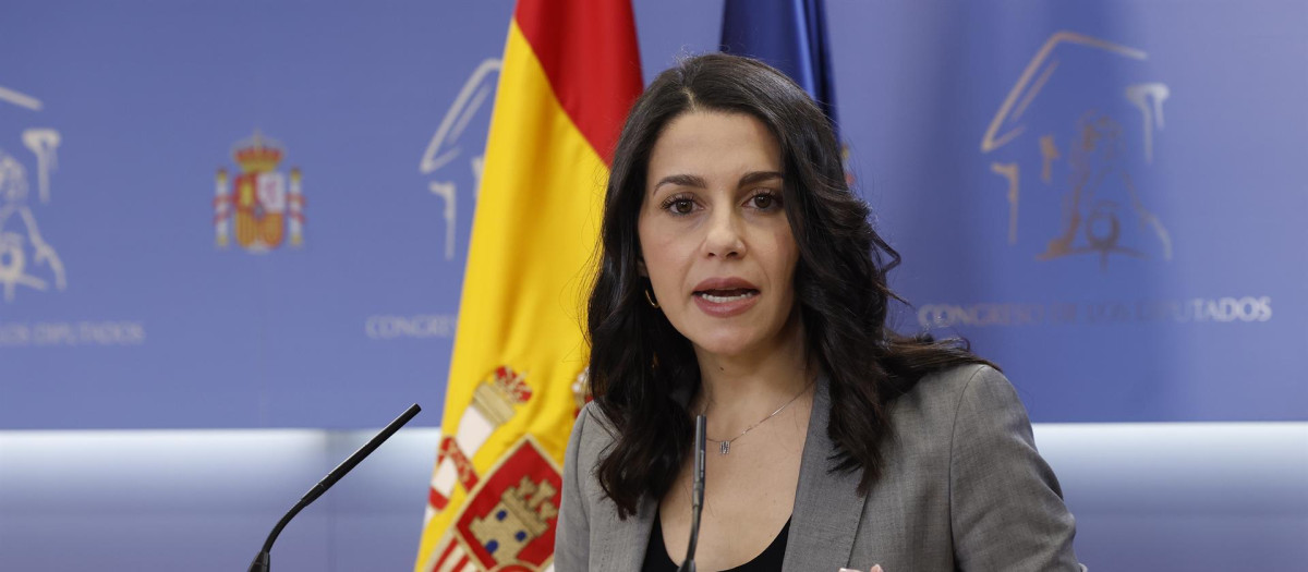 Arrimadas desvela que llamó a Abascal para presionar al PP a presentar una moción de censura