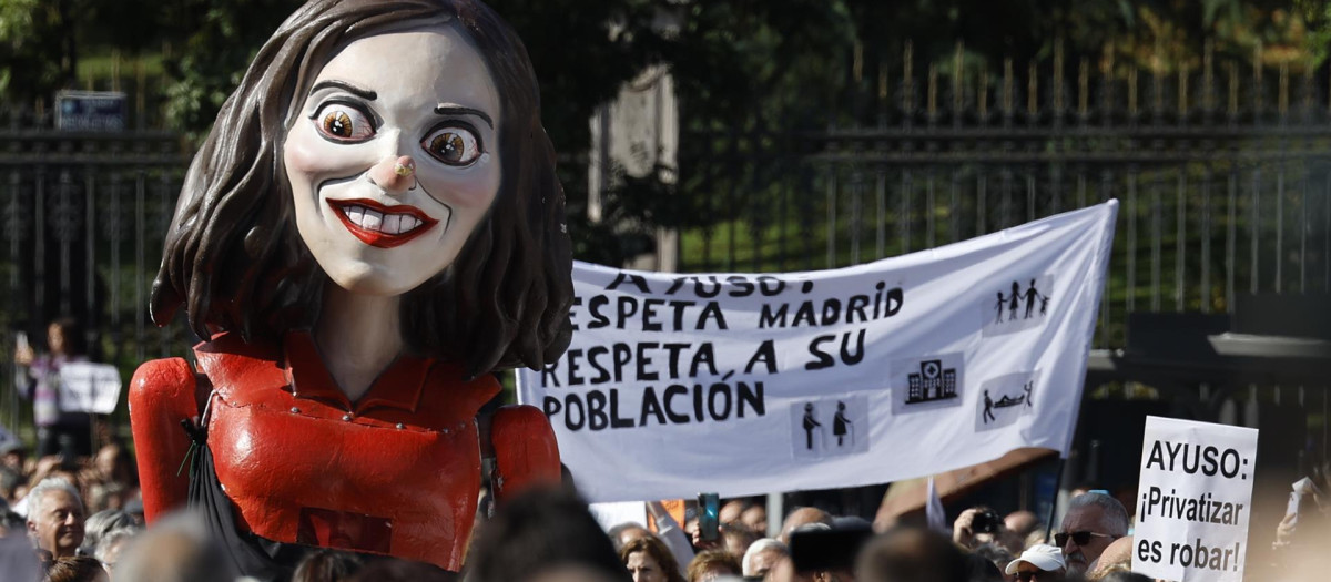 Un pelele que simboliza a Ayuso, durante la manifestación del pasado domingo en Madrid.