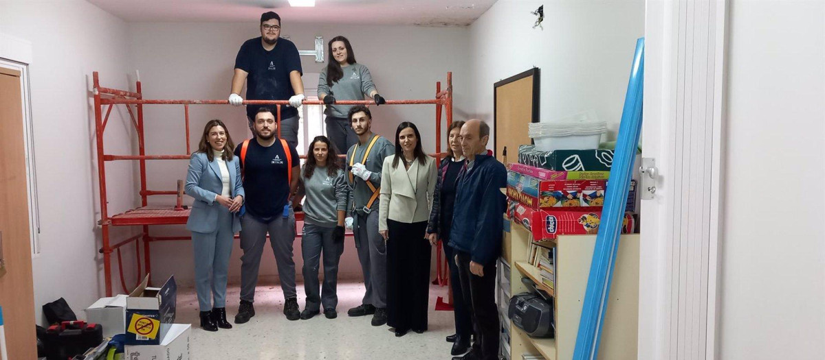 La delegada de Empleo, Empresa y Trabajo Autónomo, María Dolores Gálvez (tercera por la dcha.), en su visita a Lucena