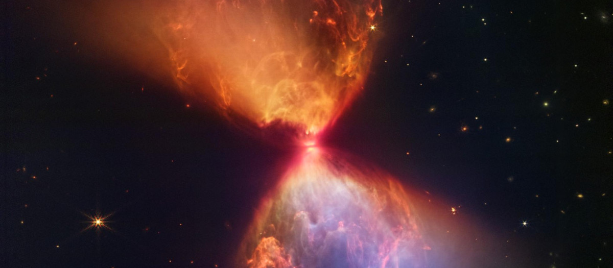 El telescopio espacial James Webb reveló su última imagen de la majestuosidad celestial el miércoles, un reloj de arena etéreo de polvo naranja y azul que sale disparado de una estrella recién formada en su centro
