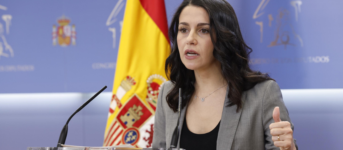 Arrimadas fue la primera que pidió a Feijóo que presente una moción de censura