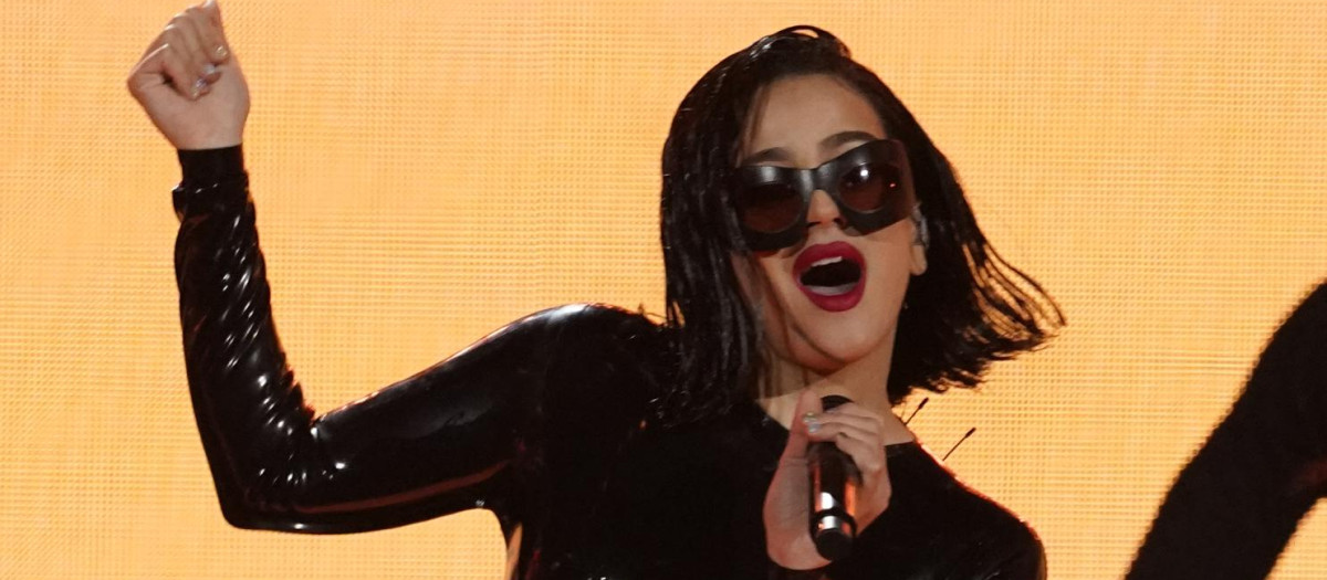 Rosalía cantando 'Despechá', cuya letra fue censurada en la emisión de los Latin Grammy