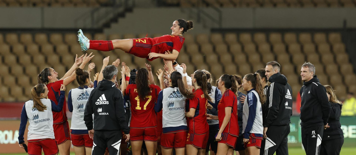 Felicidad en la selección española femenina: la victoria a Japón acabó en manteo