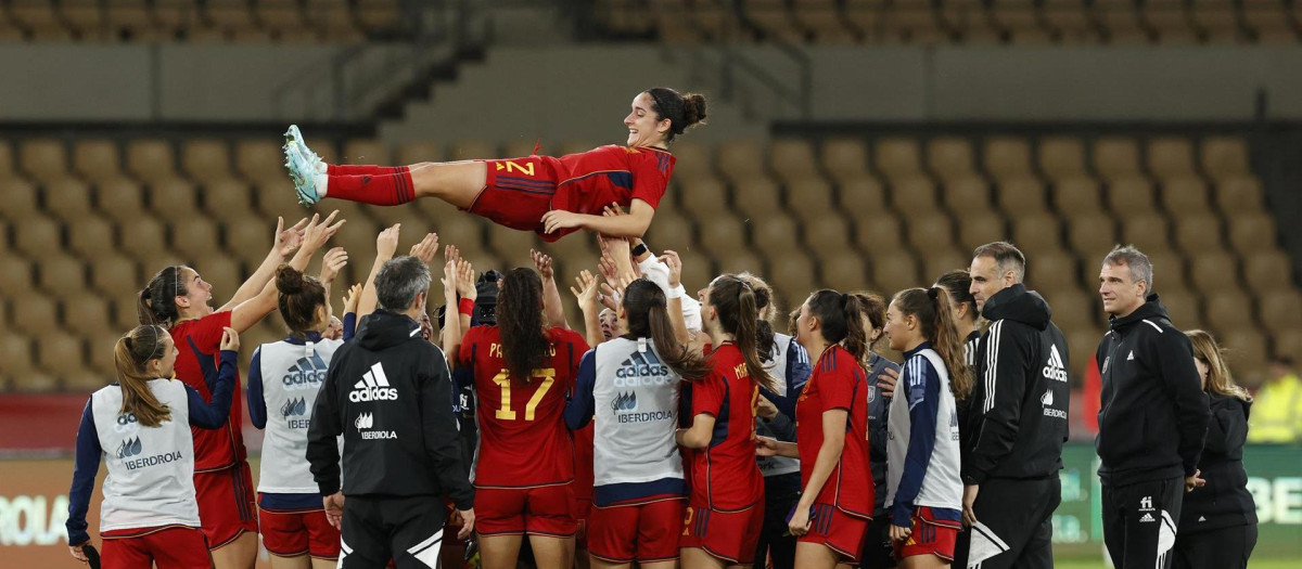 Felicidad en la selección española femenina: la victoria a Japón acabó en manteo