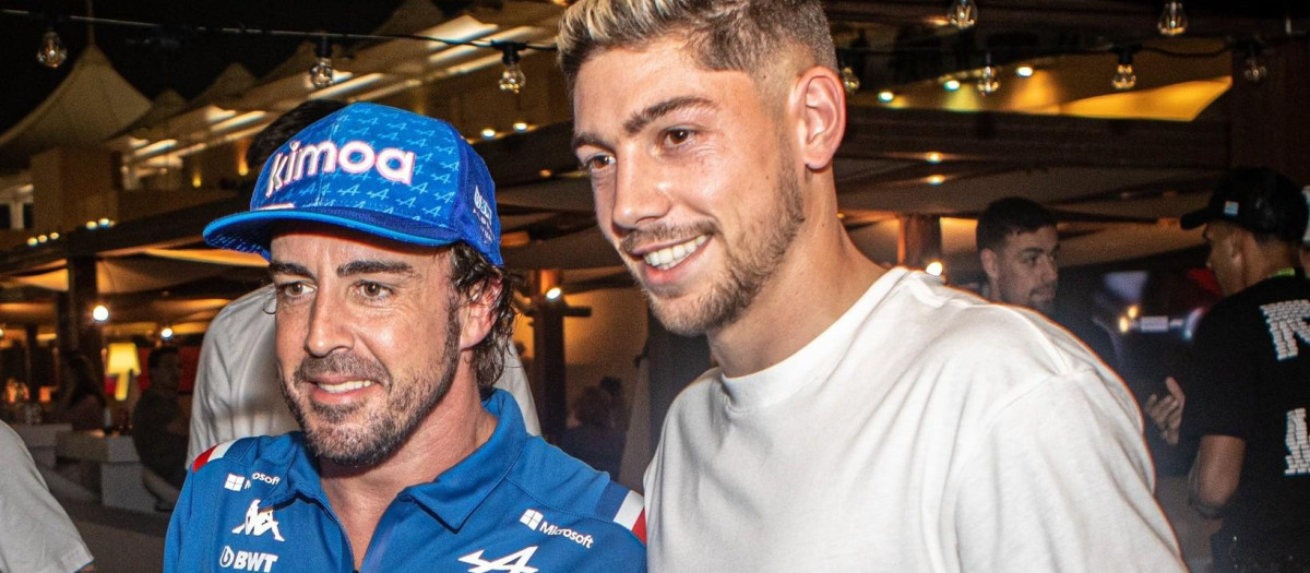 Fernando Alonso y Fede Valverde en el circuito de Abu Dabi de Fórmula 1