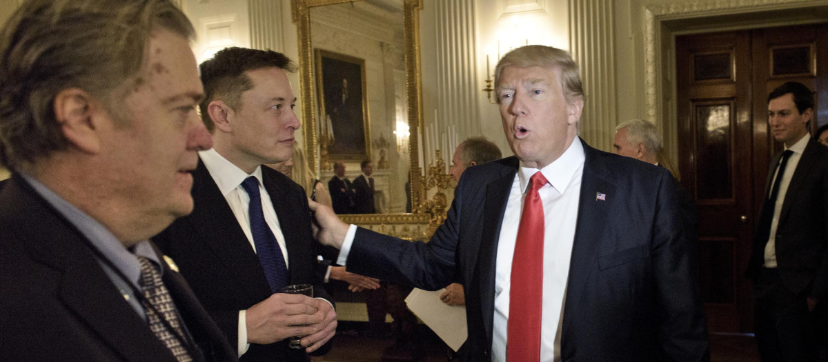 El presidente de los Estados Unidos, Donald Trump, y su asesor Steve Bannon saludan al multimillonario Elon Musk, en 2017