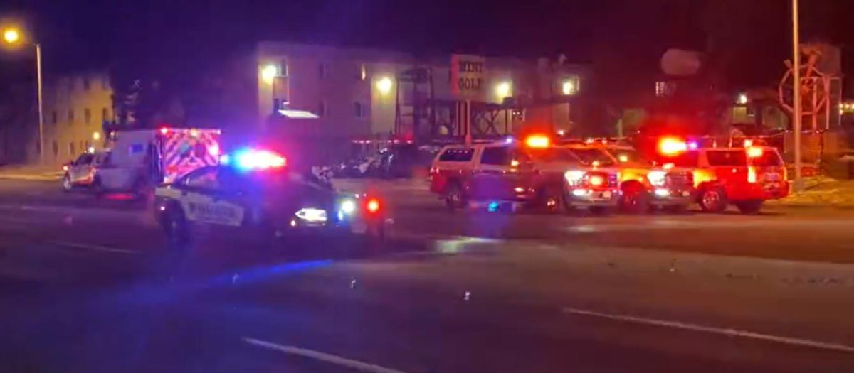 Imagen de las ambulancias y coches de policía acudiendo al lugar del tiroteo