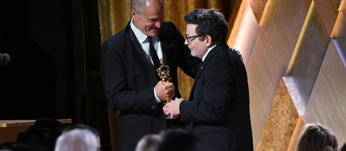 Woody Harrelson y Michael J. Fox en los Governors Awards, en Los Ángeles