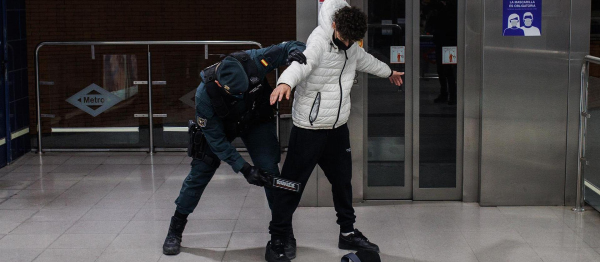 Desde febrero, se realizan controles preventivos que han llevado a identificar a miles de jóvenes y a decomisar cientos de armas blancas