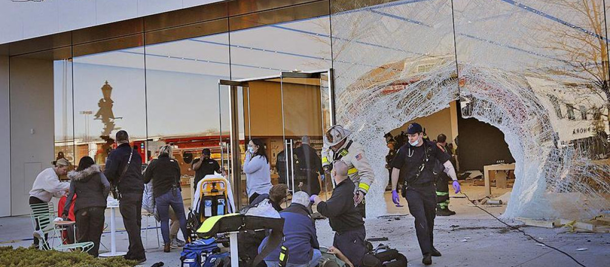 La fachada de cristal de la tienda Apple de Massachusetts quedó destruida