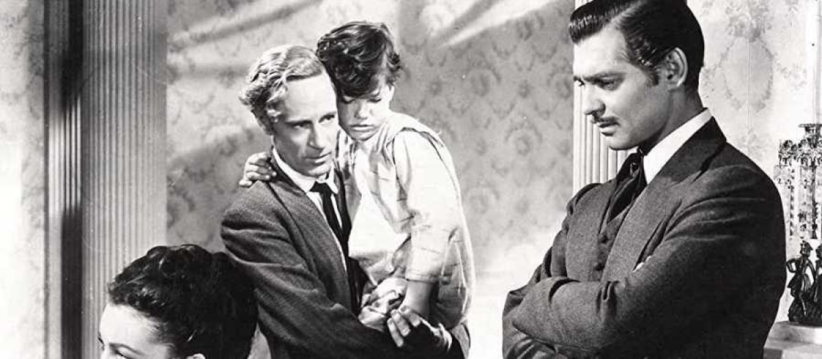 Mickey Kuhn, en brazos de Leslie Howard, en 'Lo que el viento se llevó'