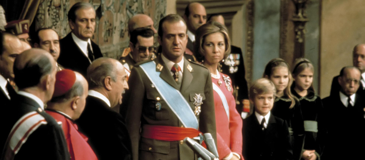 Don Juan Carlos durante su proclamación como Rey de España en las Cortes el 22 de noviembre de 1975