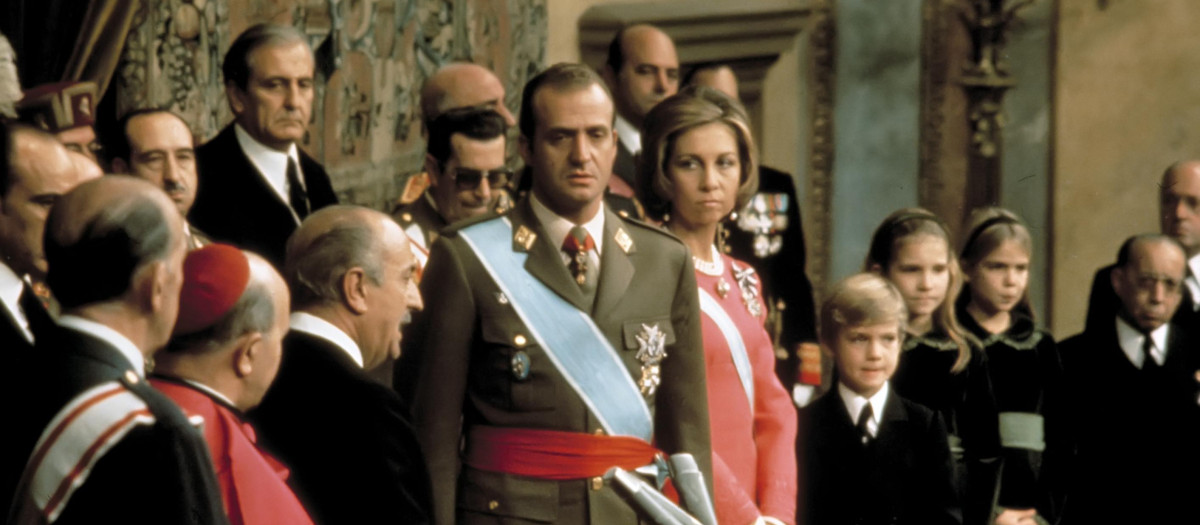 Don Juan Carlos durante su proclamación como Rey de España en las Cortes el 22 de noviembre de 1975
