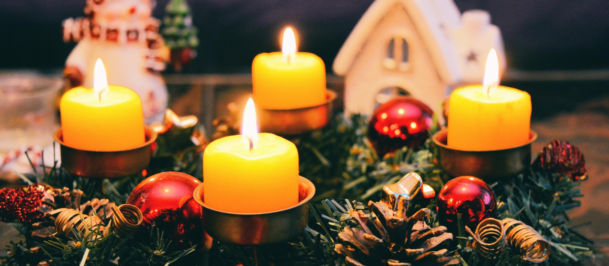 3.- Que toda la familia arme el pesebre de Belén También propone que toda la familia participe en el armado del pesebre, porque es una oportunidad para que “entren en contacto con el misterio de la Navidad”. Asimismo, invita a que los miembros de la familia “se recojan en un momento de oración o de lectura de las páginas bíblicas referidas al episodio del nacimiento de Jesús”. 4.- Rezar la Novena de Navidad El Directorio sobre la Piedad Popular y la Liturgia indica que la Novena de Navidad es un ejercicio de piedad valioso, que ayuda a preparar el corazón para la celebración del nacimiento del Niño Jesús. También destaca que es una práctica antigua que “nació para comunicar a los fieles las riquezas de una Liturgia a la cual no tenían fácil acceso”. La Novena de Navidad inicia el 16 de diciembre y termina el 24 de diciembre. Puede encontrarla AQUÍ. 5.- Lecturas bíblicas que invitan a la conversión La Santa Sede también recomienda profundizar en los pasajes bíblicos que se leerán durante el Adviento, porque invitan a la conversión “mediante la voz de los profetas y sobre todo de Juan Bautista”. El Vaticano recuerda que “Dios mantenía, mediante las profecías, la esperanza de Israel en la venida del Mesías” y que “está sólidamente enraizada en el pueblo cristiano la conciencia de la larga espera que precedió a la venida del Salvador”. 6.- Rezar la Corona de Adviento y preparar las posadas El Vaticano indica que el rezo de la Corona de Adviento y el encendido de sus cuatro velas se ha convertido en un símbolo de este tiempo de preparación en los hogares cristianos. En ese sentido, explica que en el encendido de cada vela, correspondiente a los cuatro domingos de Adviento, se recuerdan “las diversas etapas de la historia de la salvación antes de Cristo”. También invita a participar en la celebración de las “posadas”, una “tradición española y latinoamericana” que representa “el camino de José y María hacia Belén, y su búsqueda de un lugar acogedor para el nacimiento de Jesús”.