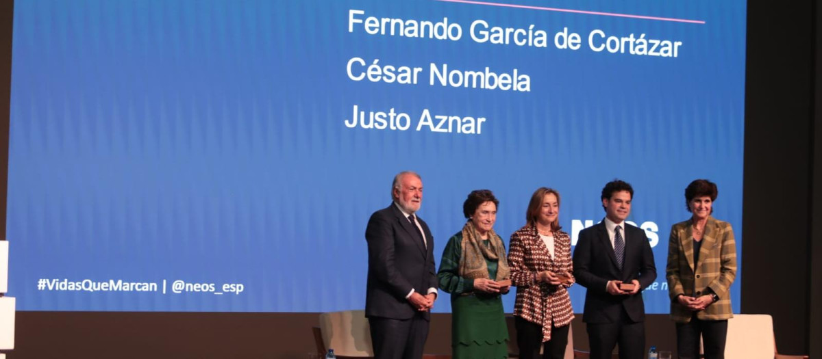 Jaime Mayor Oreja y María San Gil entregan una brújula a los familiares de Fernando García de Cortázar, César Nombela y Justo Aznar