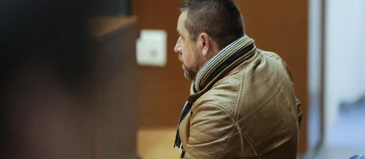 A CORUÑA, 22/11/2022.- José Enrique Abuín Gey alias 'El Chicle', culpable del asesinato de Diana Quer, se sienta en el banquillo de los acusados por una supuesta agresión sexual a su cuñada en enero de 2005 durante el primer día de juicio este martes en A Coruña. EFE/Cabalar