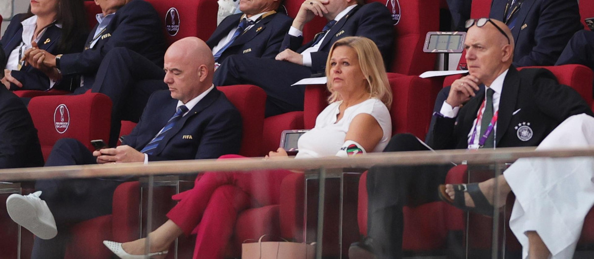 La ministra alemana, con el brazalete prohibido por la FIFA, junto a Gianni Infantino