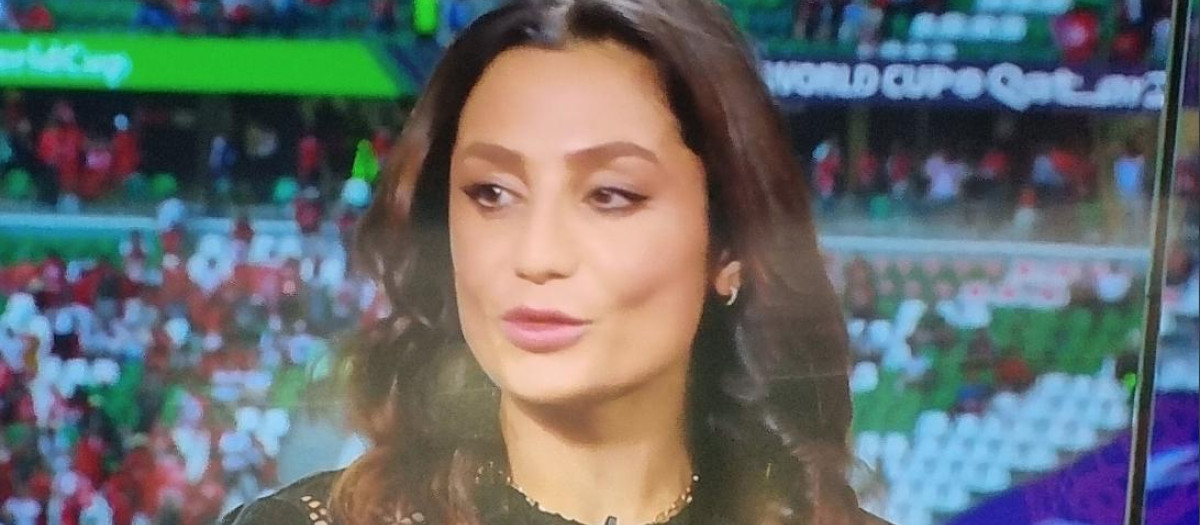 La futbolista Nadia Nadim durante la retransmisión de un partido