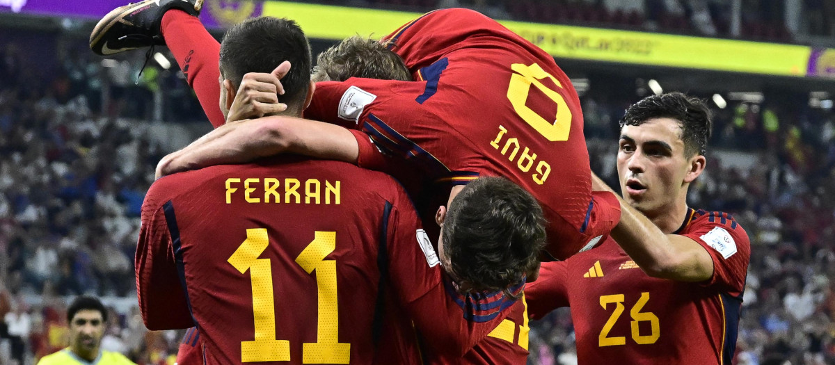 La celebración de Gavi con Ferran en uno de los goles de España ante Costa Rica