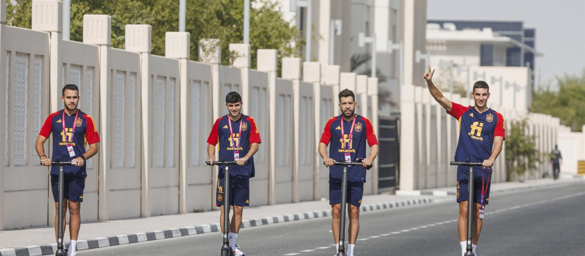 De izquierda a derecha; Eric García, Pedri, Jordi alba y Ferrán Torres camino del entrenamiento