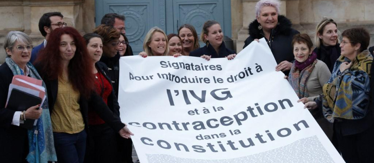 Miembros de LFI a la puerta del Parlamento francés.