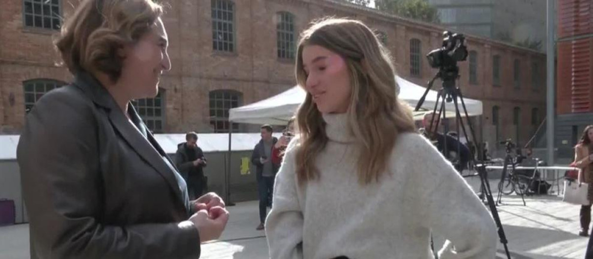 La alcaldesa de Barcelona se disculpa con la estudiante. Después se disculpó públicamente