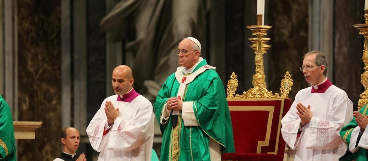 El Papa Francisco, vestido con la casulla verde correspondiente al Tiempo Ordinario