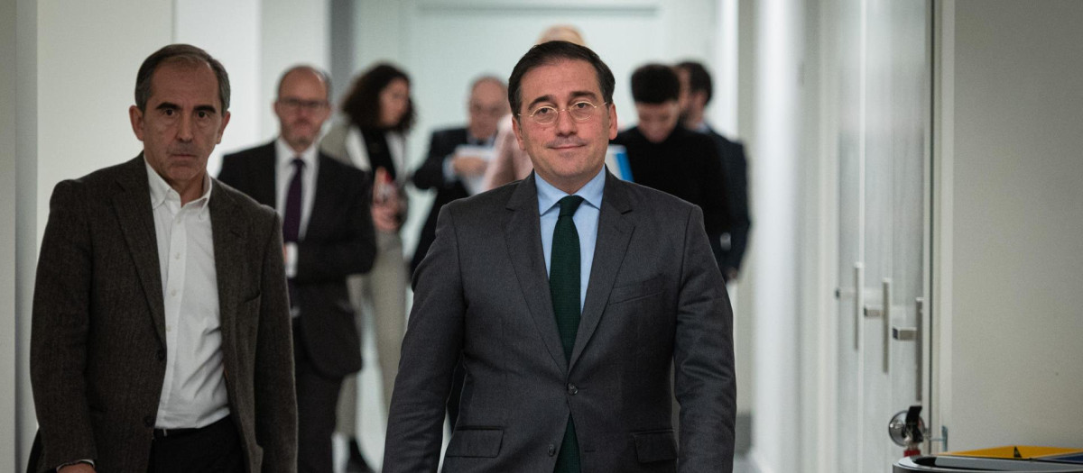 El ministro de Asuntos Exteriores, Unión Europea y Cooperación, José Manuel Albares, tras reunirse con las principales autoridades locales y autonómicas con competencias en el Campo de Gibraltar, para explicar el alcance de las negociaciones de España y la Comisión sobre Gibraltar, que están en una fase muy avanzada. EFE/ Fernando Villar