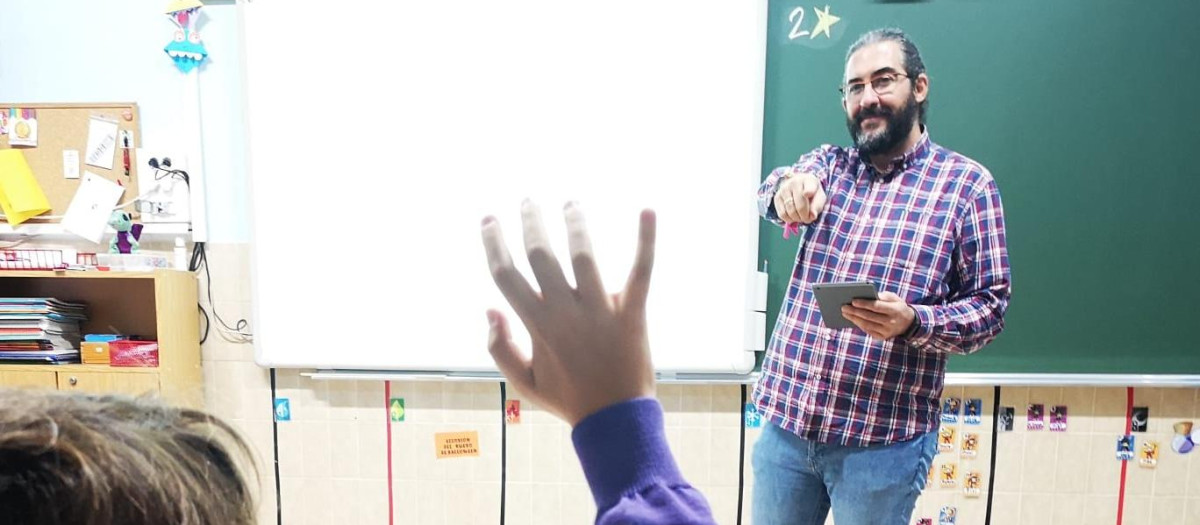 Luis Gutiérrez, durante una clase