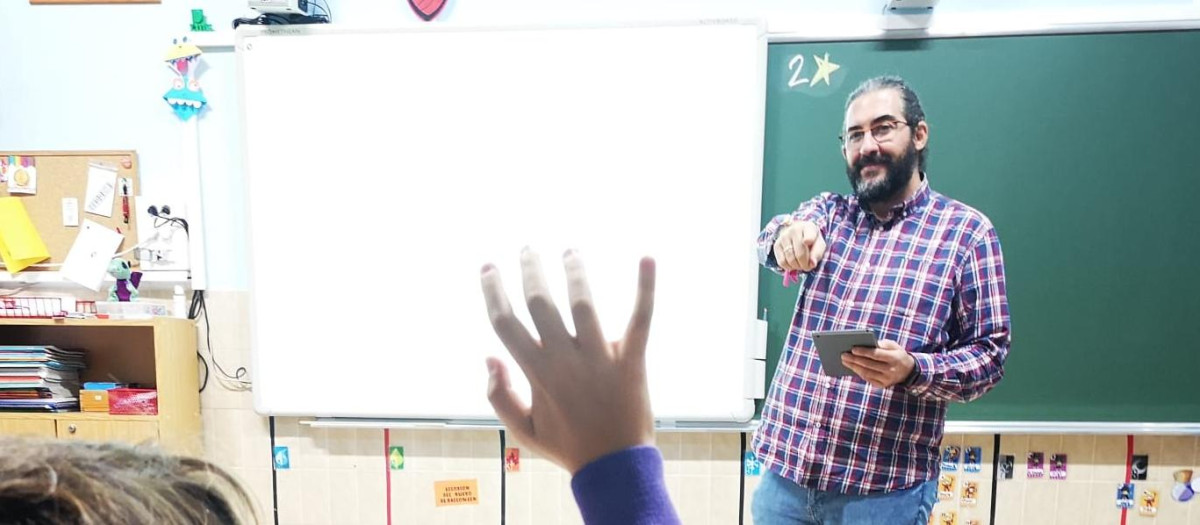 Luis Gutiérrez, durante una clase