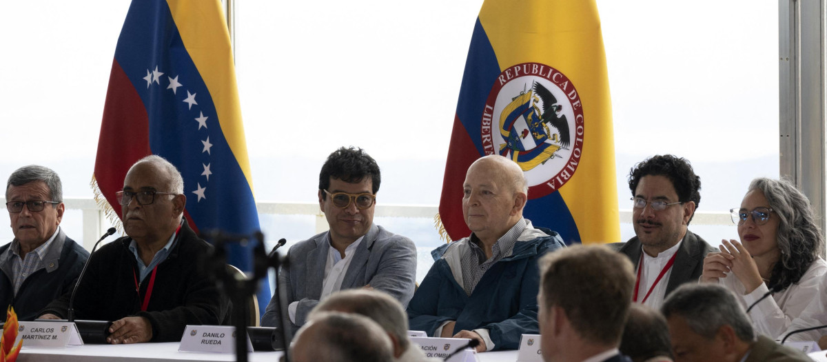 (De izquierda a derecha) El comandante guerrillero del ELN de Colombia, Pablo Beltrán, el representante de Venezuela, Carlos Martínez, y los miembros de la delegación del gobierno colombiano