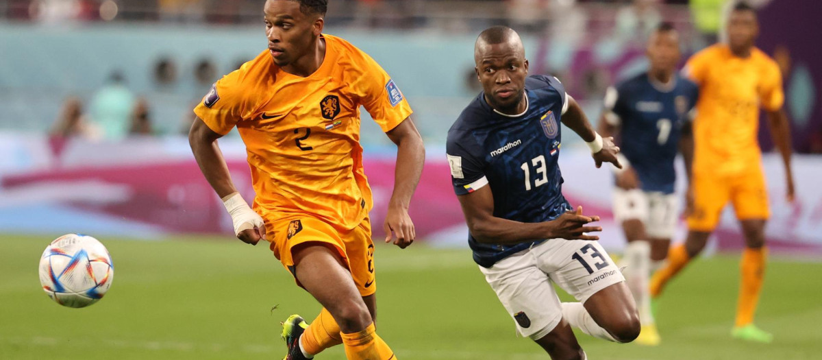 Jurrien Timber en una acción del juego con Enner Valencia durante el partido Ecuador - Países Bajos