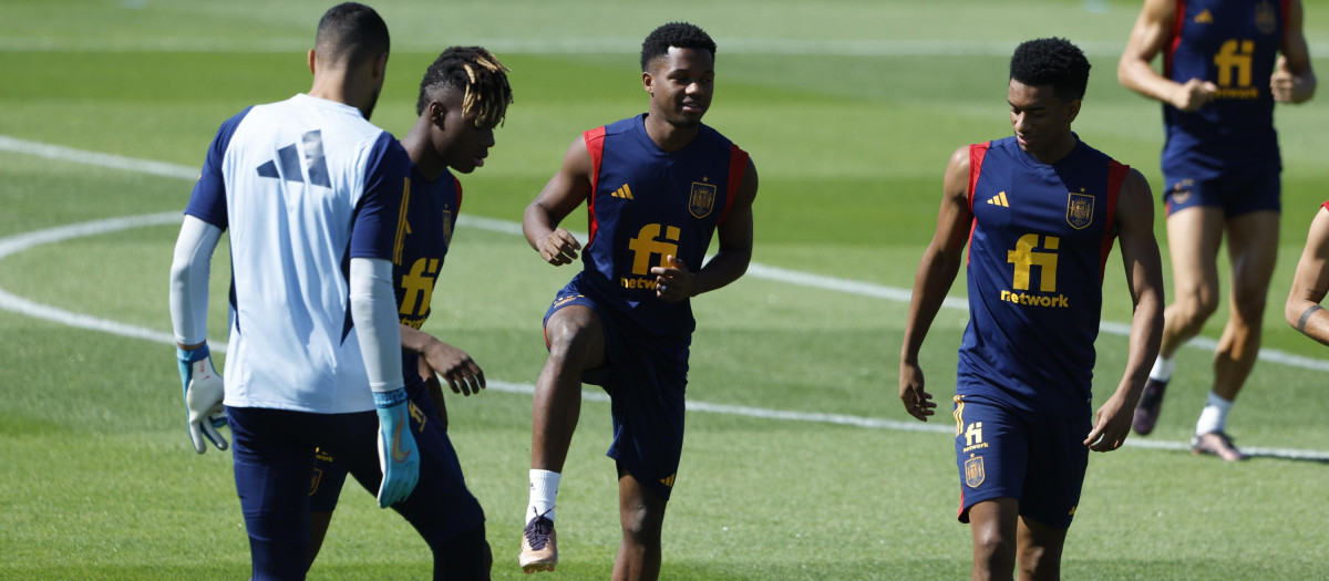 Nico Williams, Ansu Fati y Alejandro Balde, en uno de los entrenamientos en Qatar
