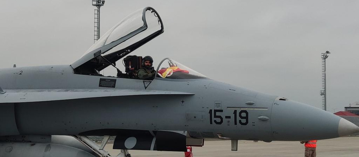 El piloto de un caza F-18 español muestra la bandera española tras aterrizar en Rumanía para una nueva misión con la OTAN