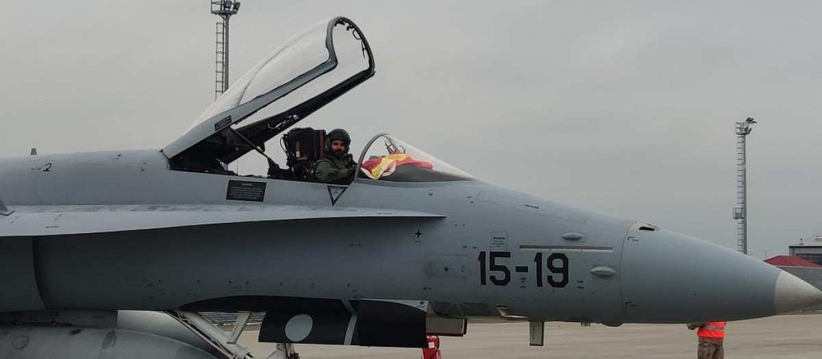 El piloto de un caza F-18 español muestra la bandera española tras aterrizar en Rumanía para una nueva misión con la OTAN