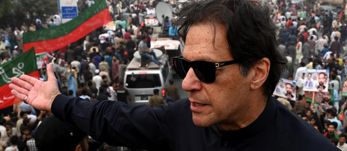 El ex primer ministro de Pakistán, Imran Khan, lidera una marcha hacia la capital pakistaní