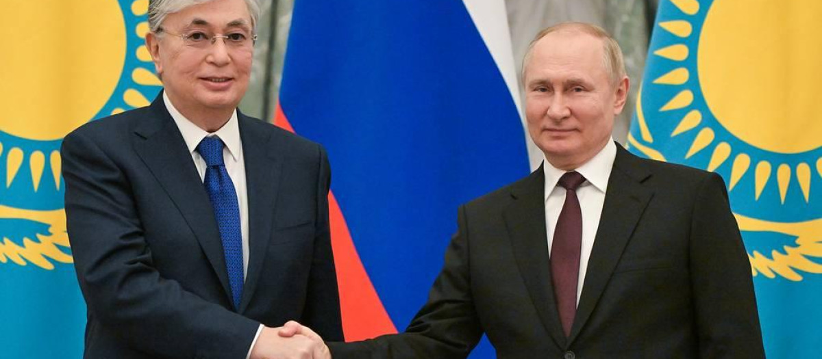 El presidente de Kazajistán, Kassym-Jomart Tokayev, y el presidente ruso Vladimir Putin
Ðîññèÿ. Ìîñêâà. Ïðåçèäåíò ÐÔ Âëàäèìèð Ïóòèí è ïðåçèäåíò Êàçàõñòàíà Êàñûì-Æîìàðò Òîêàåâ (ñïðàâà íàëåâî) ïîñëå ïðåññ-êîíôåðåíöèè ïî èòîãàì âñòðå÷è â Êðåìëå. Ñåðãåé Ãóíååâ/POOL/ÒÀÑÑ