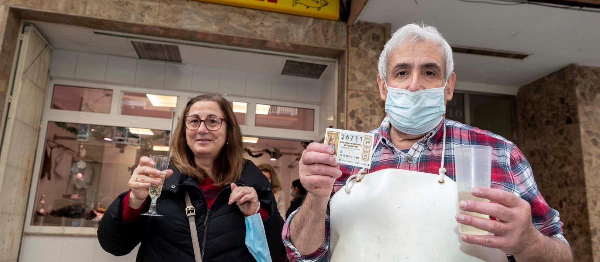El gerente de la pescadería Hnos. Sánchez, Francisco Sánchez de Cartagena, muestra un décimo del número 26.711, premiado con el quinto premio en el sorteo de 2021