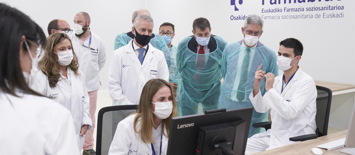 El lendakari Urkullu durante una visita a la Farmacia Sociosanitaria de Euskadi