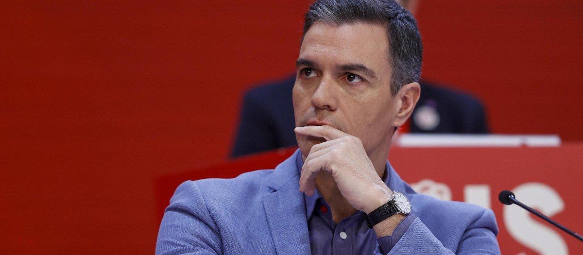 El presidente de Gobierno, Pedro Sánchez, contempla los elevados niveles de exclusión social en España.