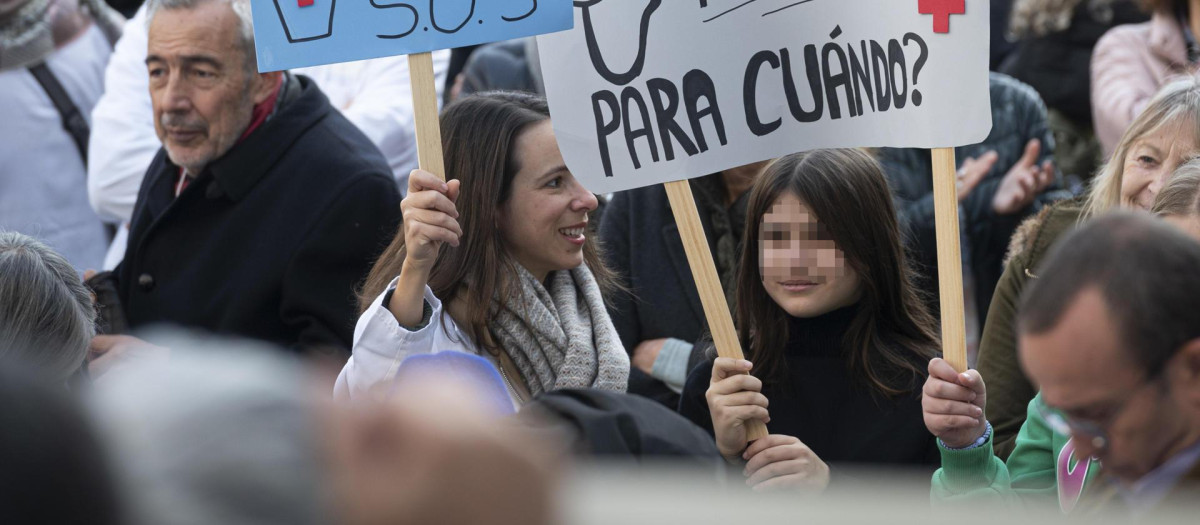 Sanitarios asisten a una concentración convocada por el sindicato Amyts en apoyo de la huelga de médicos y pediatras en toda la Atención Primaria de Madrid, este domingo en la Plaza del Museo Reina Sofía, en Madrid