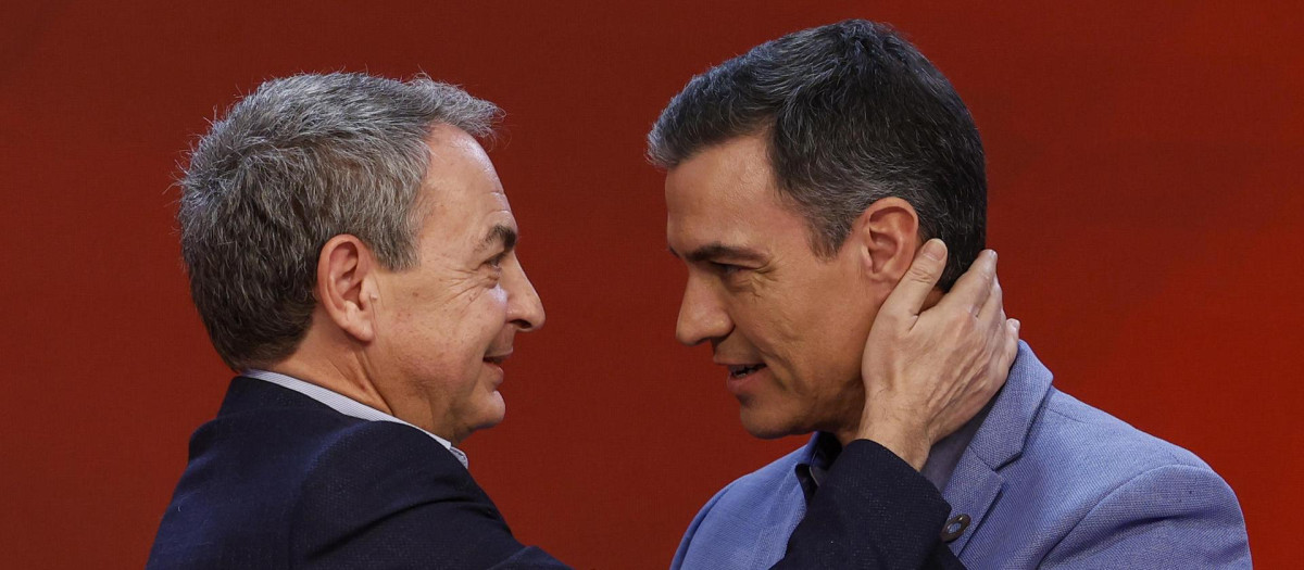 MADRID, 27/11/2022.- El presidente de Gobierno y secretario general del PSOE, Pedro Sánchez (d), junto a José Luis Rodríguez Zapatero (i), durante su participación este domingo en la clausura del XXVI Congreso de la Internacional Socialista, en el que es proclamado nuevo líder de la internacional socialista. EFE/ Chema Moya