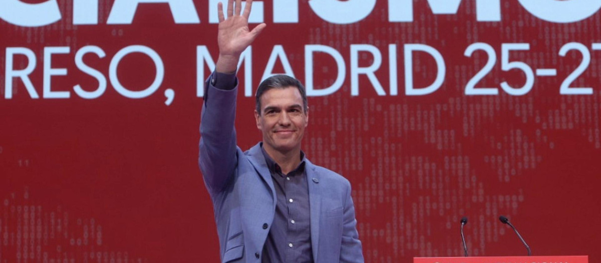 El presidente del Gobierno, Pedro Sánchez, saluda tras su proclamación como presidente de la Internacional Socialista.