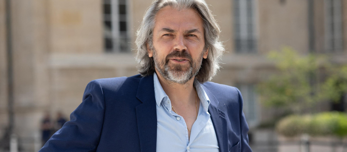 Aymeric Caron, diputado de Francia Insumisa, llegando a la Asamblea Nacional en París